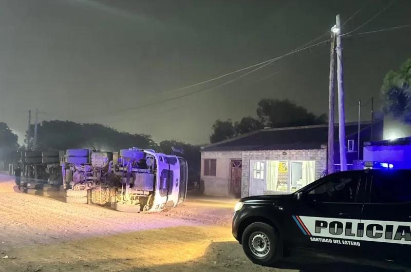 Susto en B° Luján: volcó un camión tras una mala maniobra del chofer