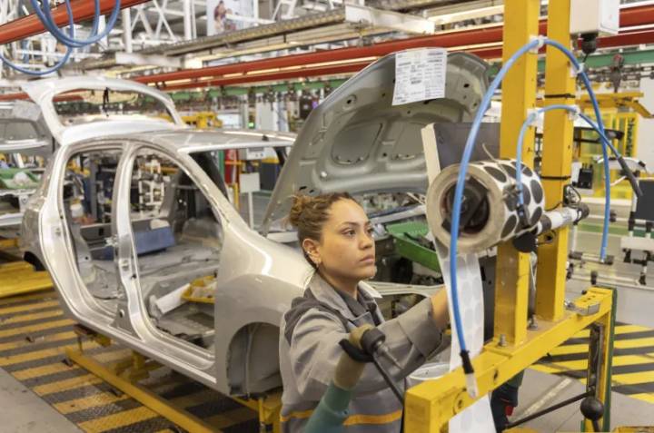 La producción automotriz cayó casi 10% interanual en octubre, según informe de ADEFA