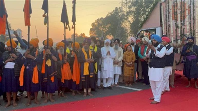 Nagar Kirtan from Srinagar entered Punjab, Accorded warm welcome at Pathankot