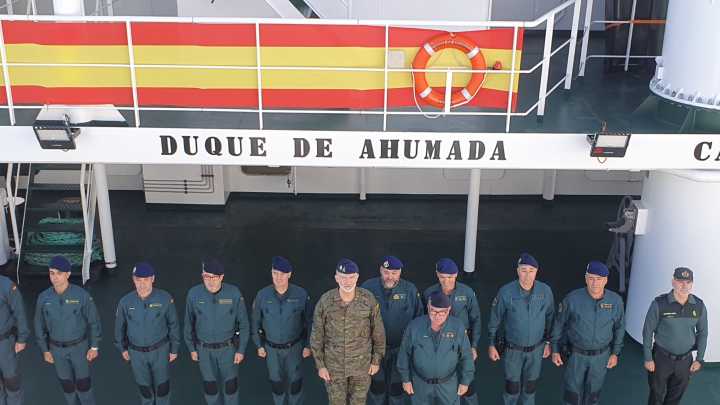 Felipe VI conoce en Cádiz el 'Duque de Ahumada', el nuevo buque oceánico de la Guardia Civil