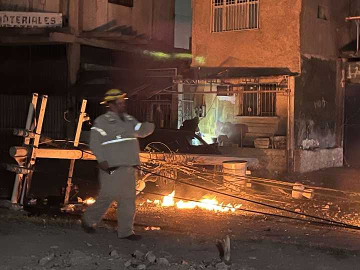 Joven ebrio provoca apagón tras chocar contra postes en el bulevar Zaragoza