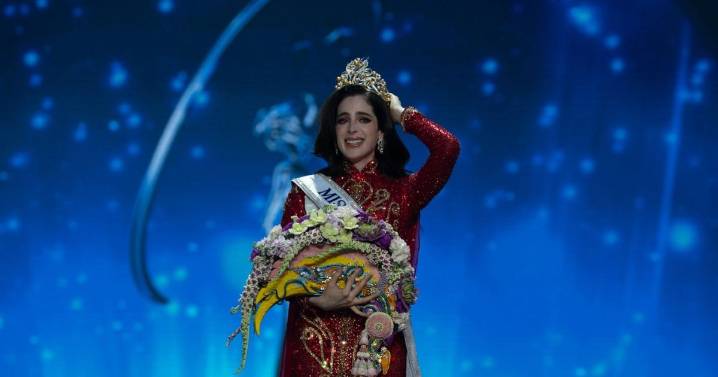 Gritos de “show arreglado” marcan la coronación de Fátima Bosch en Miss Universe