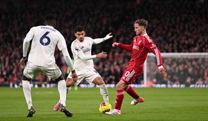 Premier League: Liverpool lose 3-0, Chelsea continue winning run