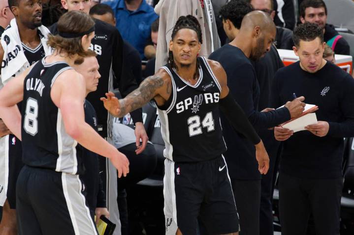 Fox y Barnes llevan a Spurs a victoria sobre Grizzlies en duelo sin astros Wembanyama y Morant