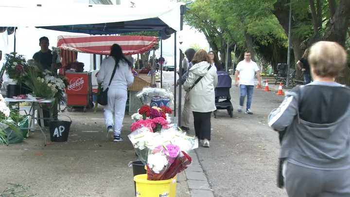 Tráfico intenso y retenciones en los accesos a los cementerios extremeños More