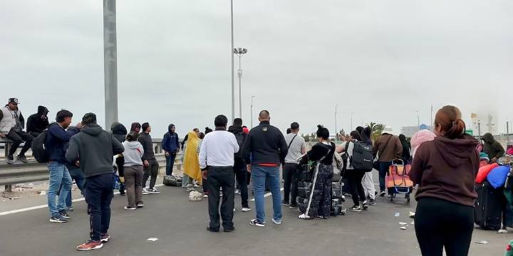 Extranjeros en la frontera Perú - Chile piden bus para volver a sus países y aseguran que solo están de paso