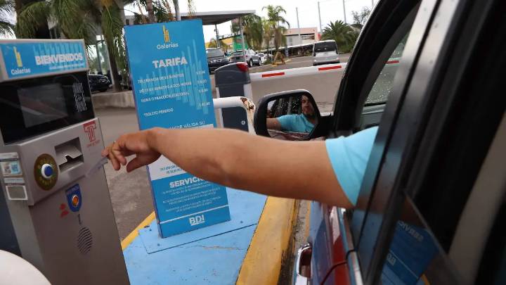 ¿Quién tiene la preferencia de paso en un estacionamiento, el que entra o el que sale?