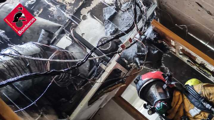 Dos incendios en Elda movilizan a los bomberos: uno en un bar del centro y otro en una nave industrial de Finca Lacy