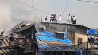 Major blaze in huts close to Mumbai Harbour line train tracks, Bandra