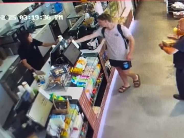 Halló miles de dólares, los devolvió y recibió recompensa: "Él no quería ningún reconocimiento"