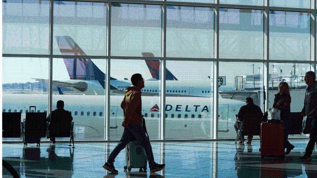 Airlines cancel hundreds of flights Friday amid shutdown
