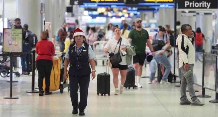 Cancelan más de 800 vuelos ante reducción ‘inédita’ de tráfico aéreo por cierre de gobierno en EEUU