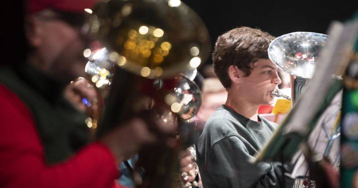 Tuba Christmas toots Weinberg crowd into holidays