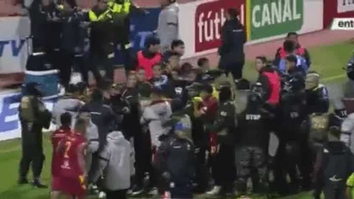 Video: batalla campal, gas pimienta y 17 expulsados en el fútbol boliviano