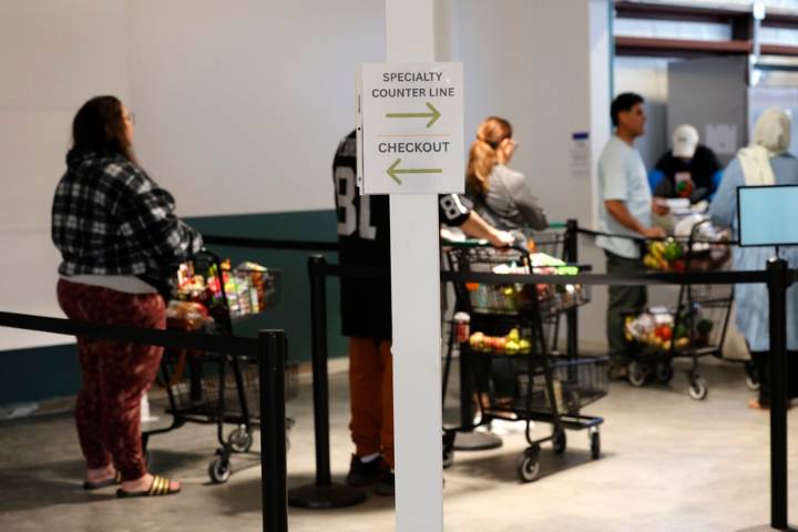 Silencio y largas filas en bancos de comida ante incertidumbre de programa SNAP