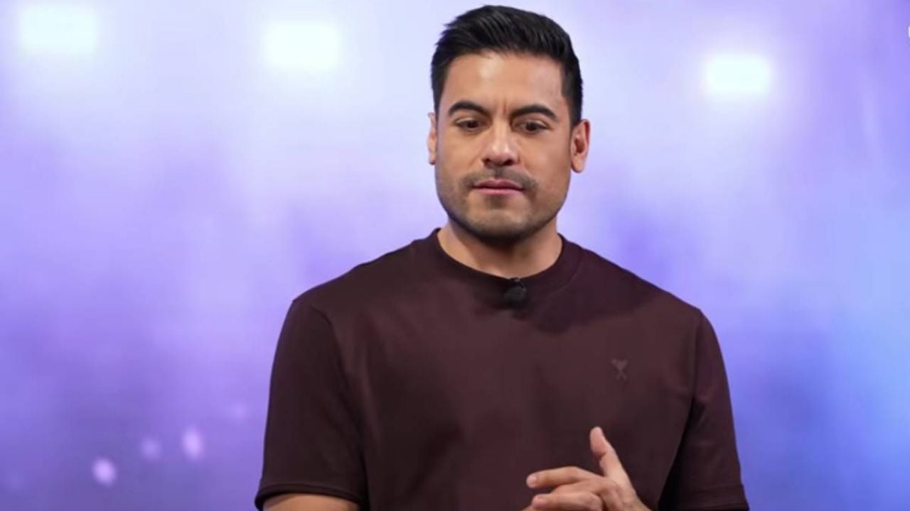 Carlos Rivera es captado usando top y sombrero rosa