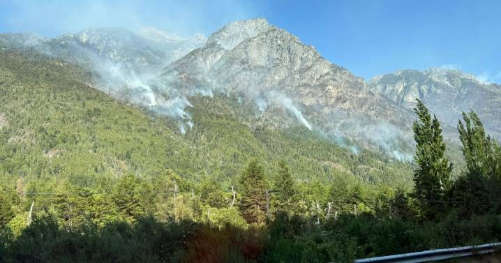 Avanza el incendio en Epuyén: el sector es riesgoso para los combatientes y convocaron a los medios aéreos