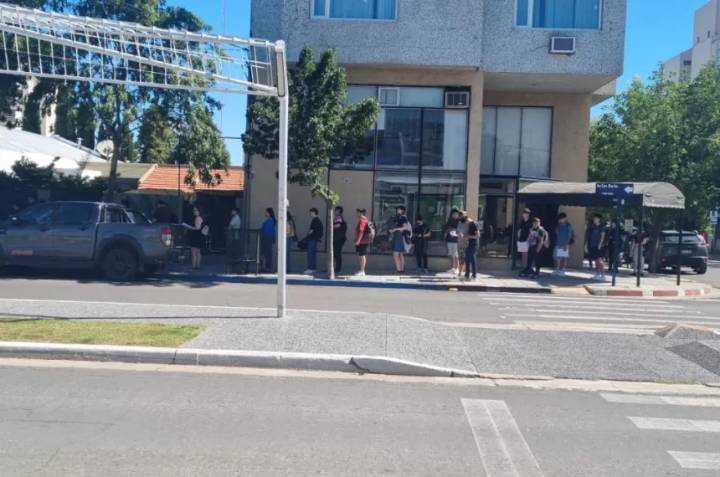 Larga cola de jóvenes buscando trabajo en un "Jardín Cervecero"