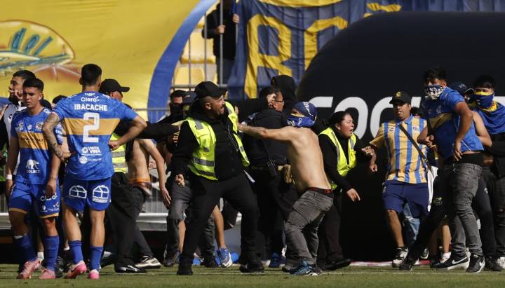 Everton identifica y sanciona a 17 hinchas que invadieron la cancha del Sausalito en el partido ante la UC