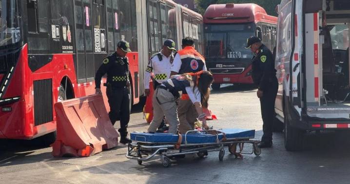 Accidente entre Metrobús y motociclista deja un lesionado en Reforma
