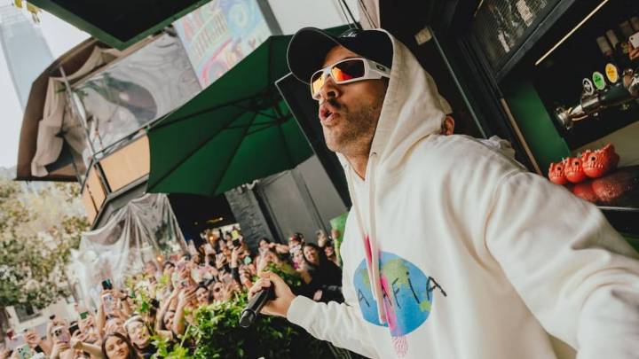 Feid aumenta rumores de su ruptura amorosa con Karol G tras hablar de un “renacimiento” y sorprender con cambio de imagen