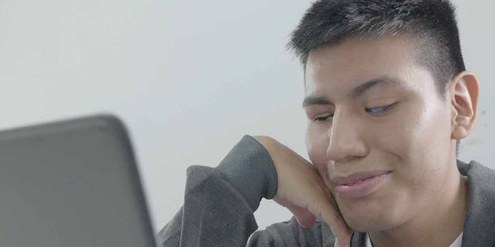 Es ciego y estudia dos carreras: “Duele saber que un 90% de los chicos con discapacidad la pasa mal en el sistema educativo”