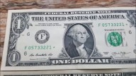 El dólar comenzó la semana con una baja de $10 y el riesgo país quedó apenas por encima de los 600 puntos