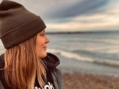 Quién era Leticia Lembi, la periodista que murió tras caer 25 metros desde un acantilado en Mar del Plata por sacarse una selfie en una escalera en mal estado