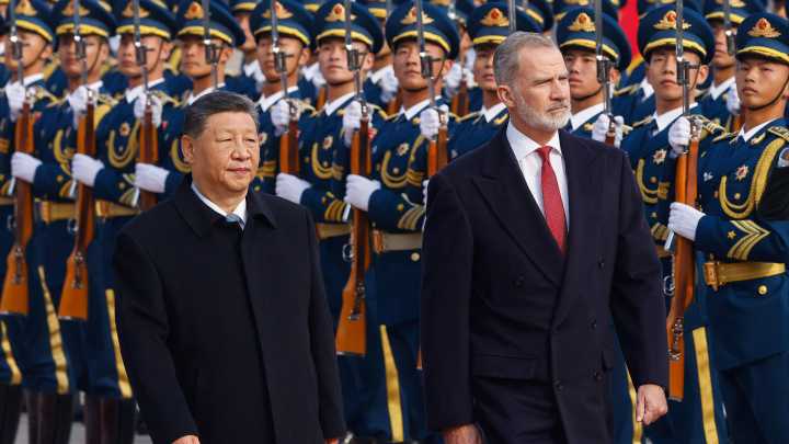 Felipe VI pone en valor la "relación de confianza" entre España y China en su reunión con Xi Jinping