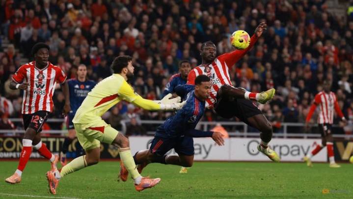 Arsenal's winning streak ended by Sunderland, Man United save point at Spurs