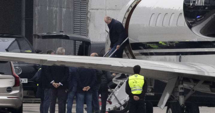 El Rey Juan Carlos llega a Galicia el mismo día de la publicación de sus memorias en Francia