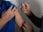 En pleno rebrote de casos de Covid hay un problema con la vacuna de Pfizer y ya falta stock en algunas provincias