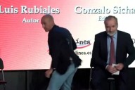 Atacaron a huevazos a Luis Rubiales durante la presentación de su libro en Madrid