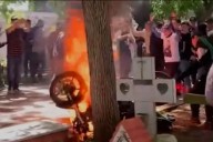 Amigos de adolescente asesinado, quemaron su moto en el cementerio: video de la despedida