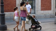 La natalidad en España se mantiene a la baja con 318.005 nacimientos en 2024