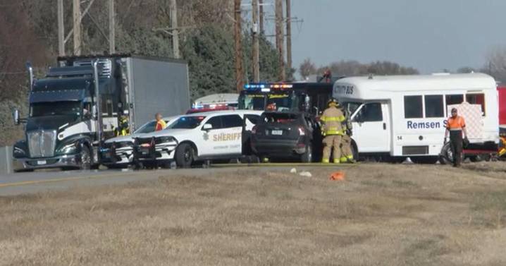 Iowa high school basketball team involved in serious bus crash