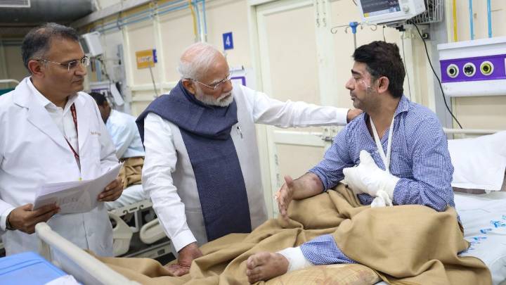PM Modi visits Red Fort blast victims, says ‘culprits won’t be spared’