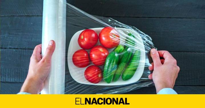 Pon el film transparente en la nevera: el truco que te ayudará a despegarlo sin problema