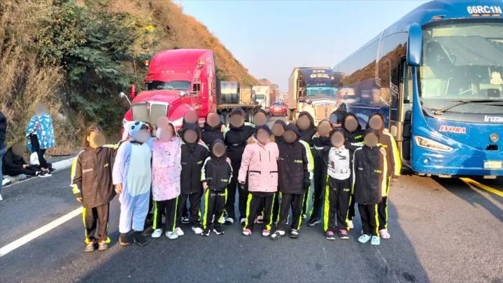 Niñas deportistas de Sinaloa quedan varadas en autopista Guadalajara–Morelia; denuncian falta de ayuda y horas sin agua ni comida