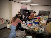 Llevan alimentos a cientos de familias inmigrantes