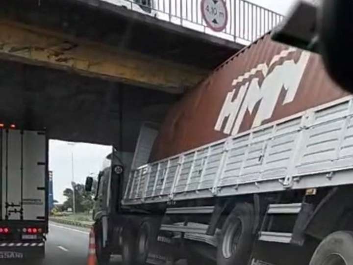 Más de 4 kilómetros de cola en Panamericana por un camión que quedó trabado debajo de un puente