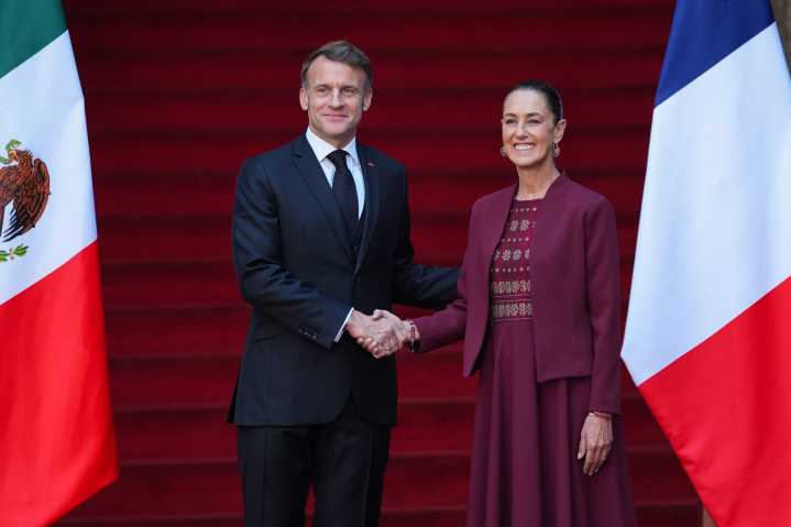 Firman acuerdos con Francia; viene códice Azcatitlán a expo