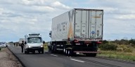 Una camioneta chocó a un camión de atrás, se cruzó de carril e impactó de frente contra otro camión en Mendoza: un muerto