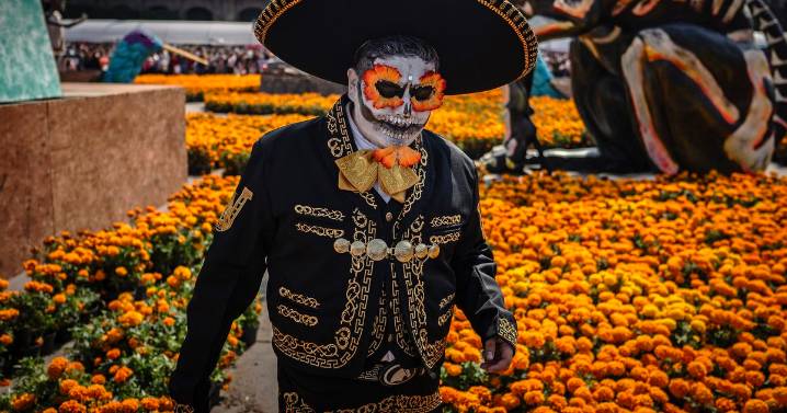 México vivió Día de Muertos entre flores, cráneos y recuerdos