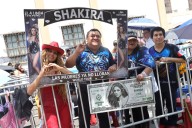 Fans de Shakira se congregan en los exteriores del Estadio Nacional a la espera del concierto de esta noche