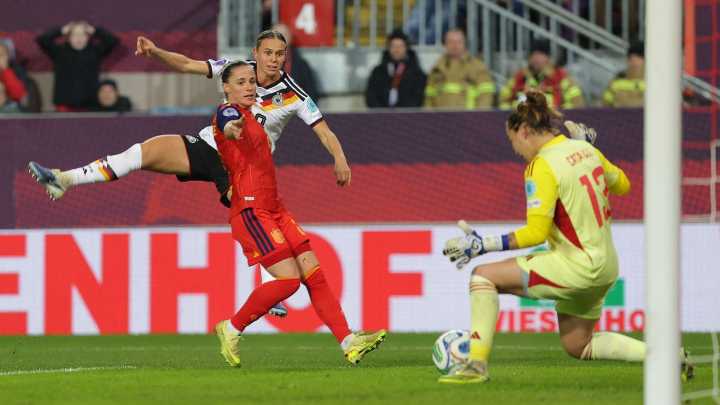 España escapa con vida de Alemania