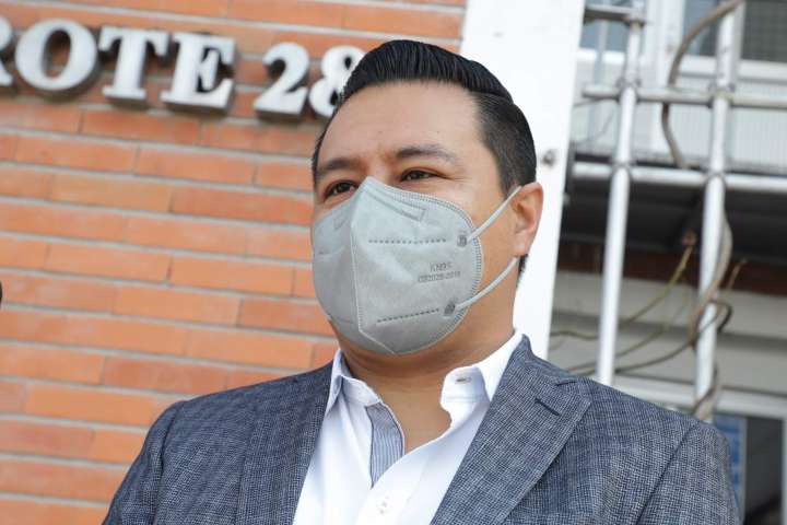 Revientan Jhovanni Oliver elección en el Sindicato Burocratas; bloquea y cierra puerta a cientos de votantes