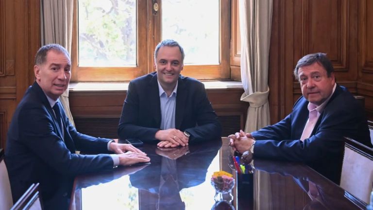 El gobernador de Río Negro se reunió Santilli y Adorni en Buenos Aires