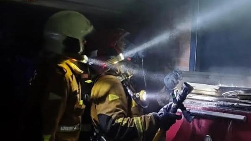 Dos heridos, entre ellos una joven con graves quemaduras, al explotar una chimenea en el Coll den Rabassa