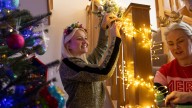 The Genius Nail-Free Way To Hang Garland On Your Banister This Christmas